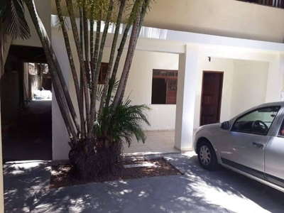 Alugo casa terrea com garagem em Itapuã