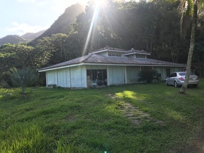 Casa com terreno 7.000m para aluguel e venda. área construída 300 metros quadrados com 3 q