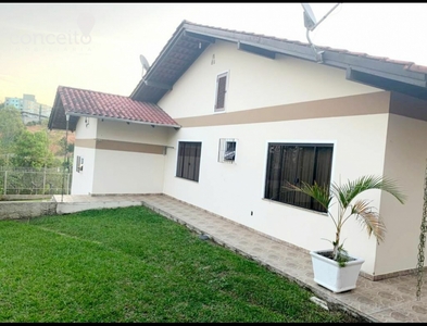 Casa no Bairro Fortaleza Alta em Blumenau com 4 Dormitórios (1 suíte) e 198 m²