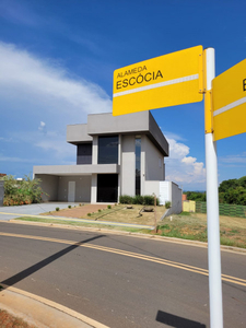 Casa Luxuosa em Condomínio Fechado - 220m²