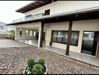 Casa no Bairro Vila Nova em Blumenau com 5 Dormitórios (2 suítes) e 400 m²