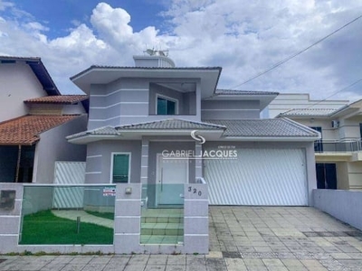 Casa com 3 dormitórios sendo 1 suíte com hidromassagem para alugar, 220 m² por r$ 7.500,00/mês - pedra branca - palhoça/sc