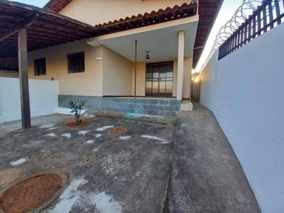 Casa com 2 quartos para alugar, 100 m² por R$ 1.548/mês - Várzea - Lagoa Santa/MG