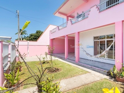 Novos pacotes de fim de semana. Casa rosa com piscina a 300m do mar.