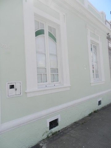 Casa para aluguel tem 95 metros quadrados com 2 quartos em Centro - Pelotas - RS