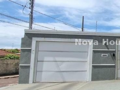 Casa Térrea com 3 Quartos à Venda por R$ 915.000