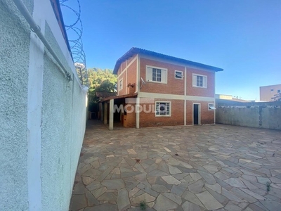 Casa comercial para locação no bairro Segismundo Pereira