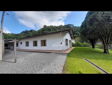 Casa no Bairro Vila Itoupava em Blumenau com 4 Dormitórios e 190 m²