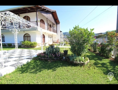 Casa no Bairro Valparaiso em Blumenau com 4 Dormitórios (2 suítes) e 379 m²