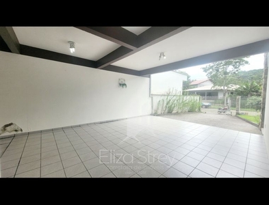 Casa no Bairro Vorstadt em Blumenau com 3 Dormitórios (1 suíte)