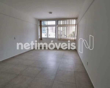 Apartamento tipo Kitnet todo reformado com piso porcelanato, amplo, frente para praça