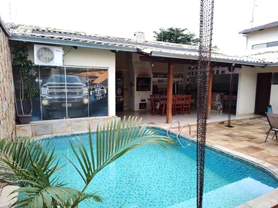 Casa com 3 quartos à venda no bairro Jardim América, 381m²