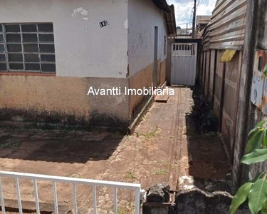 Imóvel à venda no Bairro Osvaldo Rezende, terreno de 360m² com 3 casas