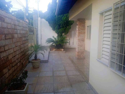 Casa com 4 quartos à venda no bairro Ermelinda, 239m²