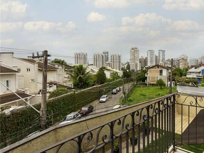 Casa Padrão, 4 dormitórios na Rua Jacunda