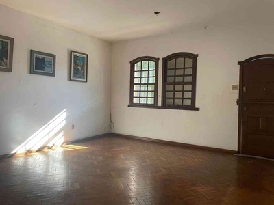 Casa com 2 quartos à venda no bairro Sagrada Família, 368m²