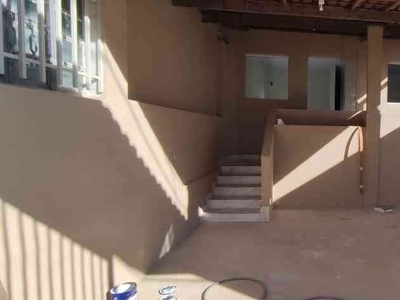 Casa com 3 quartos para alugar no bairro Sagrada Família, 70m²