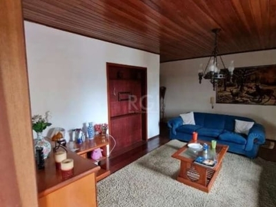 Cobertura ampla à venda, 3 dormitórios no bairro jardim lindóia, living com 2 ambientes, sala de jantar, sacada, cozinha e área de serviço, hall de entrada, banheiro social, 1 suíte, água quente e fri