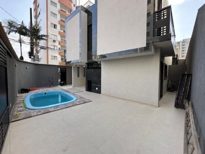 Excelente sobrado com piscina, espaço gourmet, duas vagas de garagem e apenas três quadras do mar.