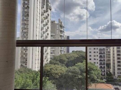 Apartamento na Vila Madalena, rua calma, varanda com vista, 2 dormitórios, 3 vagas