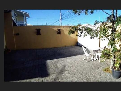 Aluga-se excelente casa térrea, mobiliada, com 3 quartos adaptada pra PNE no Bairro Ipiran