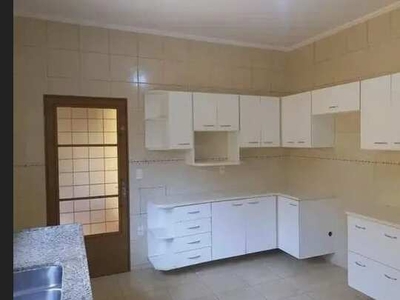 Casa para aluguel possui 280 metros quadrados com 3 quartos