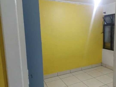 Aluga se casa 2 quartos com garagem 1.000 reais