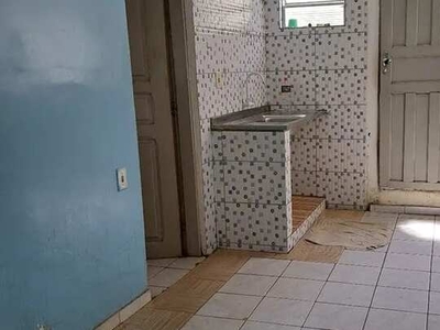 Aluga-se uma casa com garagem 2 quartos