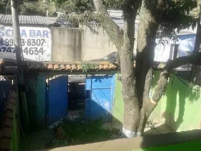 Casa com piscina e portão de garagem $750 reais