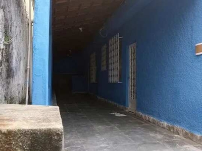 Casa de vila térrea com 02 quartos e garagem para 03 carros e quintal