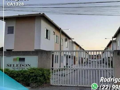Excelente casa em condomínio com 2 quartos e quintal no Cantinho do Mar em Rio das Ostras