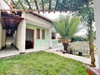 Casa com 4 quartos à venda no bairro Santa Mônica, 330m²