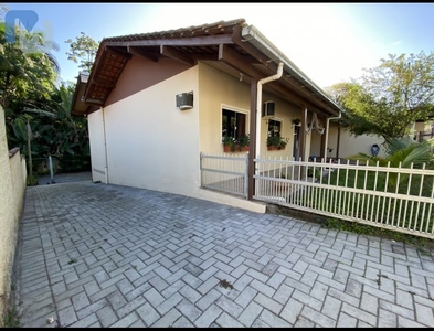 Casa no Bairro Velha em Blumenau com 3 Dormitórios (1 suíte) e 135.62 m²