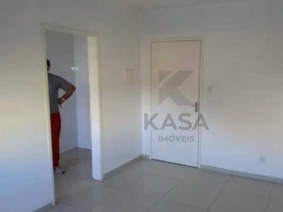 Apartamento com 03 dormitórios, sala de estar, cozinha, banheiro, área de serviço e box pa