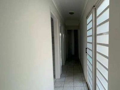 Casa para aluguel possui 117 m² com 03 quartos no Bairro Santa Mônica - Uberlândia - MG