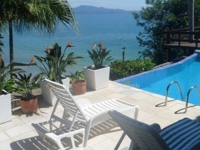 Excelente casa com piscina na Praia da Lagoinha, de frente para o mar.