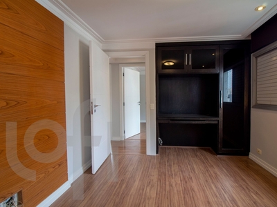 Apartamento à venda em Campo Belo com 182 m², 4 quartos, 1 suíte, 2 vagas