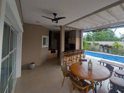 Maravilhosa casa de condomínio para venda tem 352 metros quadrados com 4 Suítes, piscina,
