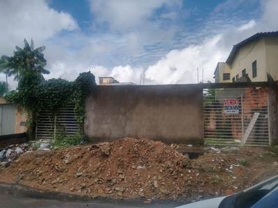 Terreno com duas casas em construção no bairro Shangrila 4