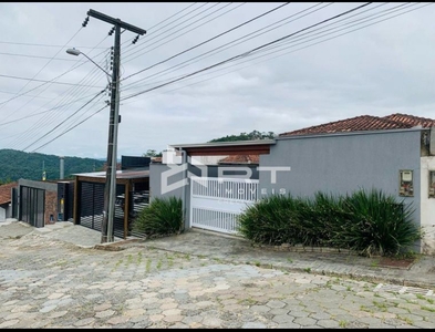 Casa no Bairro Garcia em Blumenau com 2 Dormitórios (1 suíte) e 75.32 m²