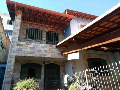 Casa com 4 quartos à venda no bairro Vila Pérola, 300m²
