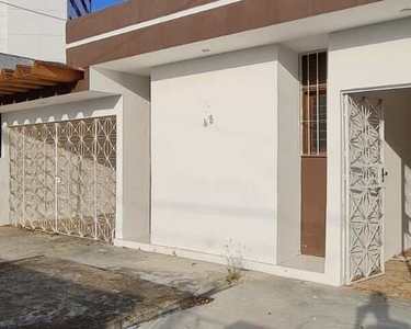 Casa na Av. Venezuela disponível para venda - Universitário