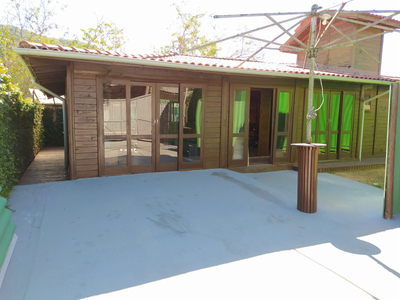 Casa atelier com container instalado no Sambaqui