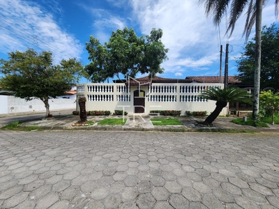Casa em Indaiá, Caraguatatuba/SP de 229m² 3 quartos à venda por R$ 889.000,00