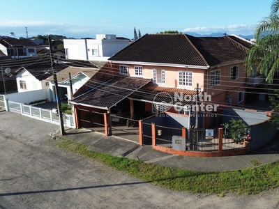 Sobrado em Jardim Iririú, Joinville/SC de 300m² 6 quartos à venda por R$ 489.000,00