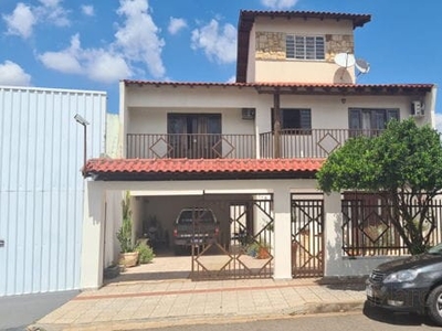 Casa em Bandeirantes, Londrina/PR de 300m² 4 quartos à venda por R$ 679.000,00