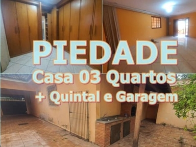 Selano aluga casa linear na piedade, rua jorge maurício chometon, 2 quartos, sendo 1 suíte com closet + dependência, quintal churrasqueira e garagem