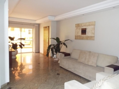 Apartamento reformado face noroeste