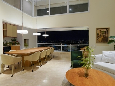 Apartamento moderno com pé-direito duplo no living e varanda e vista para a cidade