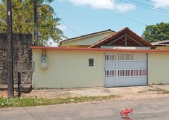 Casa a venda no bairro Zerão, contendo 04(quatro) quartos, sendo um suíte.